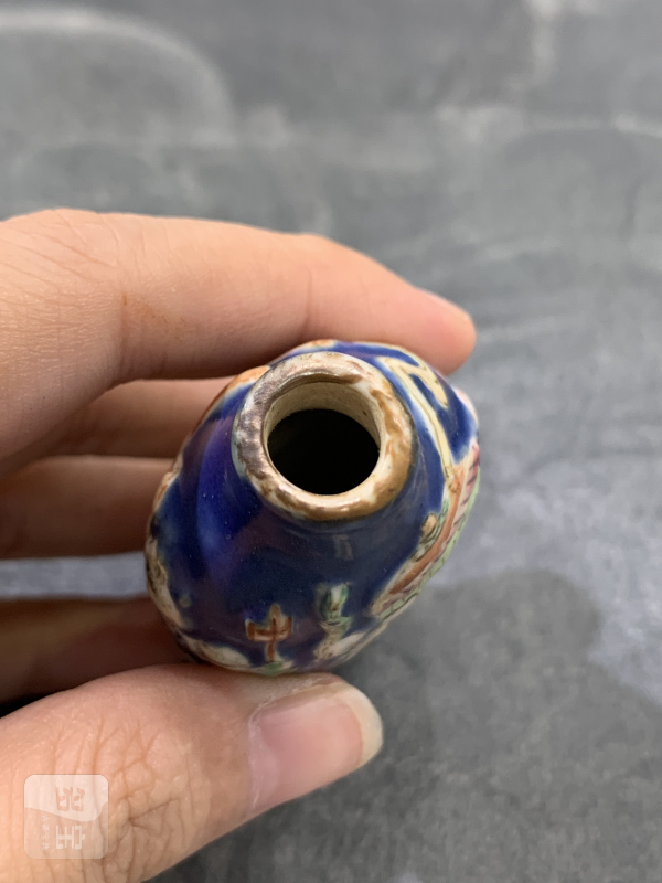 清中期蓝地堆塑粉彩钟馗嫁妹人物故事纹鼻烟壶 - 图6